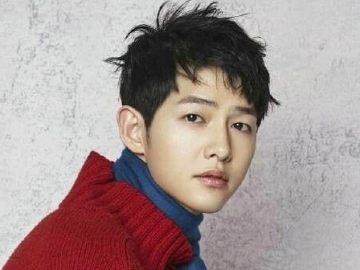 Song Joong Ki Tampil Glowing Auto Dapat Julukan 'Duren'