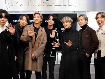 Bikin Heboh, ARMY Internasional Ini Nyetir Sambil Promokan Lagu 'Dynamite' BTS Pakai Mic di Jalanan