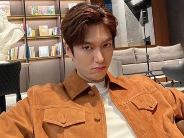 Lee Min Ho Unggah Foto Jalan-Jalan di Pantai Sambil Pose Sedih, Netter Kompak Beri Hiburan