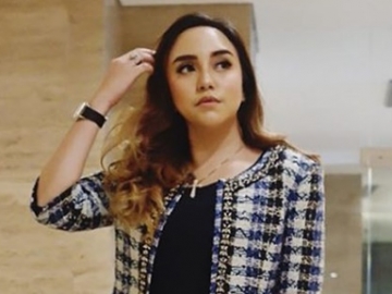 Pindah Agama, Salmafina Sunan Beber Alasan Masih Pajang Foto Berhijab