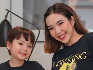 Gemas Banget, Gempi Putri Gisella Anastasia Unjuk Kecintaan ke BTS Saat Liburan di Pantai