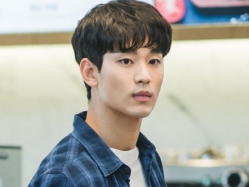 Bikin Gagal Move On, Kim Soo Hyun Unggah Foto Rebahan Santai Saat Syuting 'It's Okay to Not Be Okay'