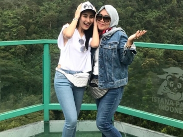 Kena Imbas Candaan Iis Dahlia, Ibu Ayu Ting Ting Meradang Diserang Penggemar Nagita Slavina