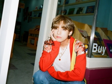 Pose Bak Memegang Rembulan Sambil Monyongkan Bibir, V Bikin Fans Gemas Maksimal