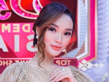Zaskia Gotik Ungkap Kerinduan ke Suami Lewat Penampilan Baru, Banjir Pujian dari Rekan Artis
