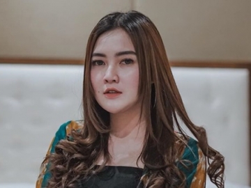 Nella Kharisma Cantik Bergaun Pengantin Asyik Joget, Kerumunan Tanpa Masker Jadi Sorotan