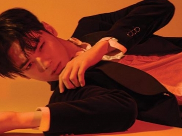 Cha Eun Woo Pamerkan Tatapan Tajam Hingga Beraksi Naik Kuda di Pemotretan Terbaru