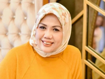 Ely Sugigi Pamer Foto Bareng Berondong Diduga Pacar Baru, Caption Bahasa Inggris Justru Jadi Sorotan