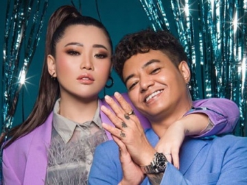 Diajak Calon Istri Pose Ala ‘Titanic’, Ekspresi ‘Terpaksa’ Reza Arap Menggelitik Perut