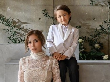 Pamer Foto Bareng El Barack, Jessica Iskandar Sebut Ketampanan Sang Putra Warisan Darinya