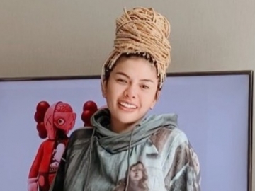 Dipuji Bak Bidadari, Intip Penampilan Nikita Mirzani Pakai Hijab Lagi Seraya Nyanyikan Lagu Galau