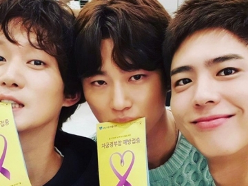 Bukan Iklan, Adegan Park Bo Gum Cs Suntik Vaksin Kanker Serviks di 'Record of Youth' Tuai Pujian