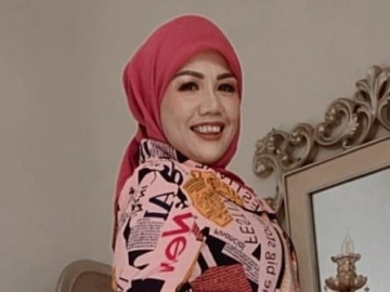 Foto Gandengan Tangan Pamer Cincin Berlian di Jari Manis, Ely Sugigi: Hanya Kamu dan Aku