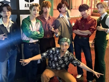 Member BTS Bikin Oleng Dandan Ala Puteri Kecantikan Pakai Selempang Dan Mahkota