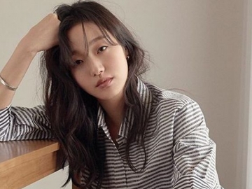Kim Go Eun Tampil Beda dengan Make Up Menor dan Pose Menggoda Bareng Kuda Putih