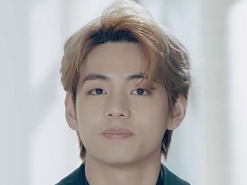 Seksinya V BTS Terciduk Telanjang Dada Saat Tidur