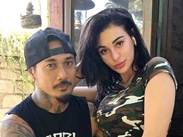 Momen Romantis Jerinx SID Ciumi Istri Cantik di Mobil Tahanan Bikin Fans Haru Juga Ngakak