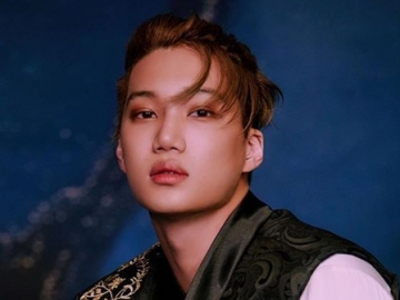 Kai EXO Bikin Ngilu Rebahan Sambil Pamer Perut Seksi