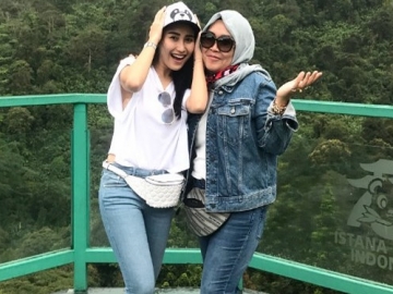 Ayu Ting Ting Pamer Cincin Bunga, Komentar Umi Kalsum Malah Disindir Sengaja Bikin Heboh