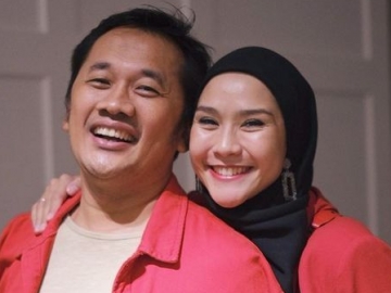 Zaskia Adya Mecca Pamer Kado Unik di Ultah Hanung Bramantyo, Netter Kepo: Belinya Dimana?