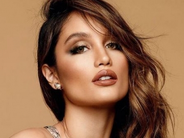 Pakai Busana Transparan, Cinta Laura Buat Netter Pusing