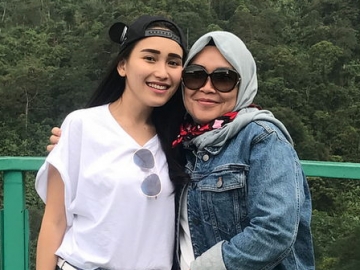 Umi Kalsum Akhirnya Ungkap Alasan Hapus Foto Bareng Pria Misterius Diduga Pacar Ayu Ting Ting