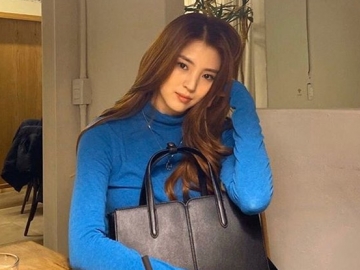 Bergaya Vintage, Han So Hee Tampil Manis dengan Kacamata