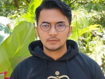 Pandemi, Ihsan Tarore Bertahan Hidup Dengan Jualan Donat