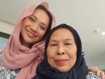 BCL Kirim Buket Bunga Peringati Momen Anniversary Penikahan Mertua, Pesannya Manis Banget