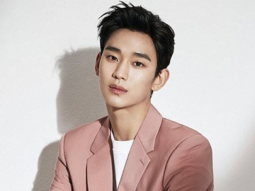 Kim Soo Hyun Selca Sambil Garuk-Garuk Kuping, Masih Ganteng?