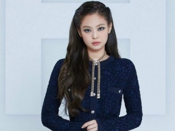 Pamer Foto Kece Berkacamata, Jennie Rupanya Bocorkan Megahnya Gedung Baru YG Entertainment