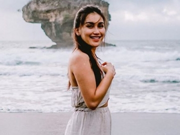 Go Public, Ayu Ting Ting Tak Ragu Gandengan Tangan dengan Sang Kekasih di Depan Awak Media