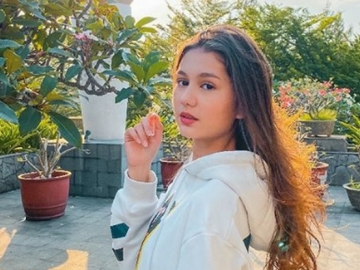 Zoe Abbas Pacar Aditya Zoni Kenang Kepergian Mendiang Ayah dengan Foto Imut Masa Kecil