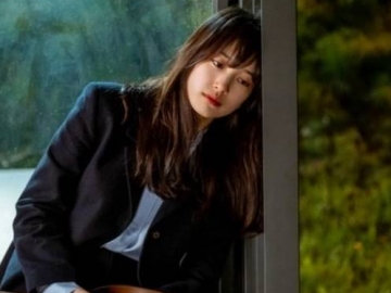Suzy Nampak Putus Asa di 'Start-Up', Seorang Pria Pandangi dari Kejauhan