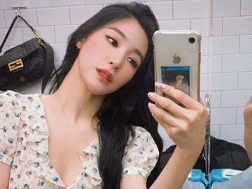 Tiffany Tampil Elegan Nan Seksi dengan Koleksi Busana Valentino Senilai 13,46 Juta Won