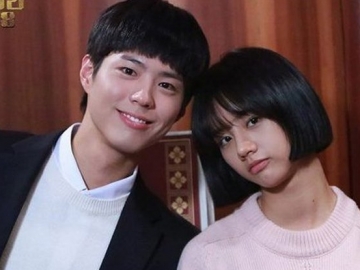 Jadi Cameo di 'Record of Youth'. Hyeri Rangkul dan Bersandar Santai di Bahu Park Bo Gum