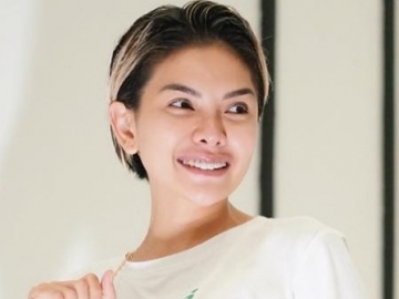 Nikita Mirzani Kembali Unggah Foto Berhijab, Paras Ayu Tanpa Make Up Kantongi Pujian Bertubi-tubi