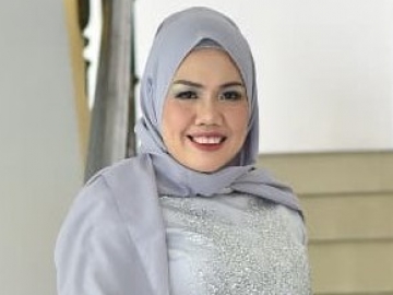 Pamer Kemesraan Dicium Pacar Brondong, Ely Sugigi Ngaku Serba Salah Malah Diwanti-wanti