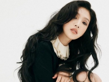Joy Tampil Menggoda dengan Smokey Eyes dan Rambut Acak-Acakan di Pemotretan Bareng Majalah Singapore