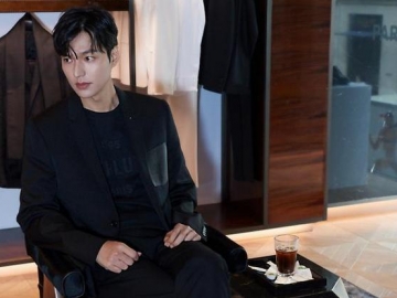Unggah Foto Manyun Manja Hingga Iseng Goyangkan Kaki, Lee Min Ho Sukses Bikin Fans Langsung Mimisan