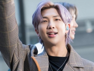 Tampil Kasual Pakai Kaos dan Celana Pendek untuk Foto Konsep Album 'BE', RM: Gayaku Banget