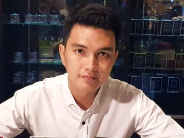 Aldi Taher Tuai Kritik Gara-gara Salat Sambil Pegang Al-Qur'an