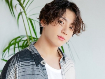 Jungkook Pose Tampan Pakai Sandal dikelilingi Speaker di Album Konsep BTS 'BE', Fans Ngaku Jantungan