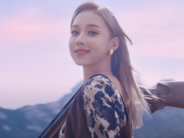 Winter Sukses Pikat Fans dengan Visual Menawan dan Kulit Porcelain di Foto Teaser 'Black Mamba'