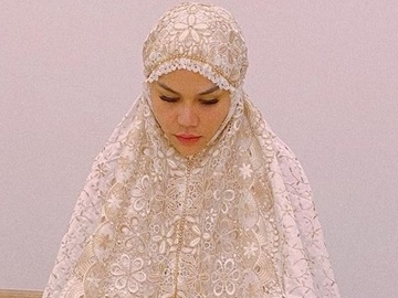 Katty Butterfly Unggah Momen Salat Ditemani Putri Cantik, Reaksi Sang Buah Hati Disorot Bikin Gemas