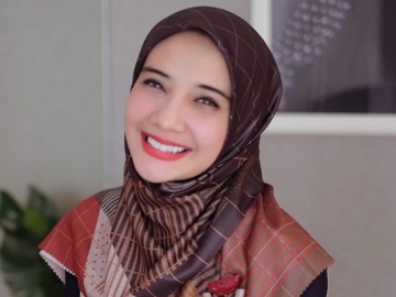 Tampil Modis, Zaskia Sungkar Pamer Baby Bump Bikin Super Gemas Hingga Dijuluki Bumil Kece