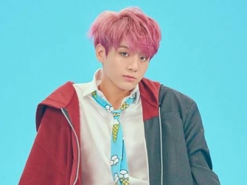 Tak Kebagian Tempat, Kocaknya Jungkook BTS Pilih Menjauh Demi Tertangkap Kamera