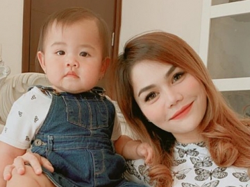 Katty Butterfly Rekam Momen Putri Kecilnya Antusias Peragakan Gerakan Salat, Auto Bikin Gemas