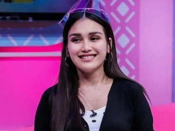 Outfit Ayu Ting Ting di Pemotretan Berkonsep Klasik Bareng Bilqis Jadi Sorotan, Pancing Perdebatan