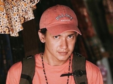 Kabar Bakal Menikah Heboh, Adipati Dolken Bagi Potret Blur Diduga Prewedding